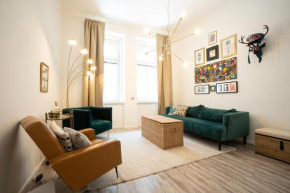 2-room apartment on the first floor with designer renovation. Exit to the courtyard. 15 minutes to Schloss Schönbrunn